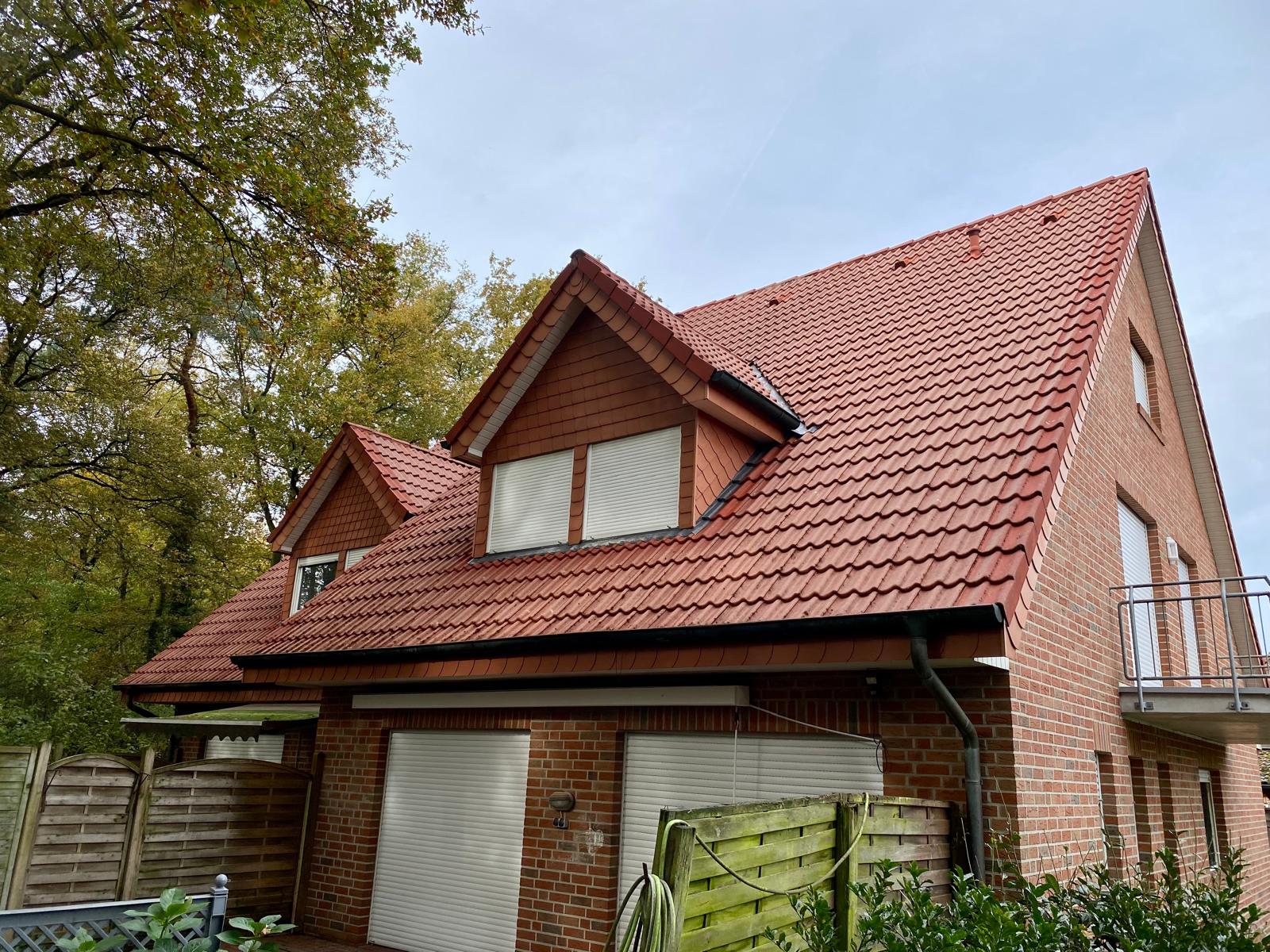 Dachreinigung Werlte Nachher: Das saubere Dach strahlt nach der professionellen Behandlung.